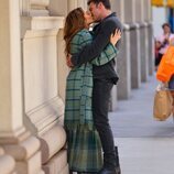 Jennifer Lopez y Ben Affleck dándose un beso