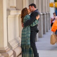 Jennifer Lopez y Ben Affleck dándose un beso