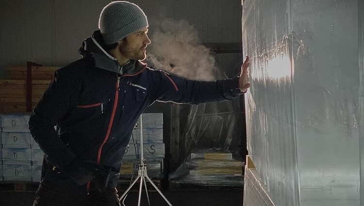 Carlos Felipe de Suecia durante el diseño de la suite de un hotel de hielo