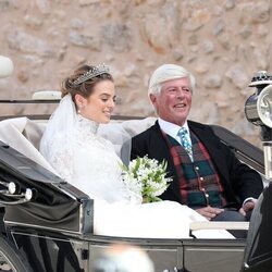 Lady Charlotte Lindesay-Bethune con su padre James Lindesay-Bethune en su boda con Jaime de Borbón-Dos Sicilias