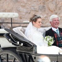 Lady Charlotte Lindesay-Bethune con su padre James Lindesay-Bethune en su boda con Jaime de Borbón-Dos Sicilias