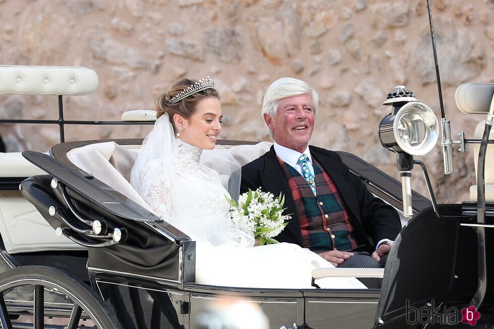 Lady Charlotte Lindesay-Bethune con su padre James Lindesay-Bethune en su boda con Jaime de Borbón-Dos Sicilias