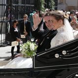 Jaime de Borbón-Dos Sicilias y Lady Charlotte Lindesay-Bethune en un coche de caballos tras su boda