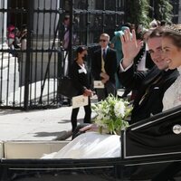 Jaime de Borbón-Dos Sicilias y Lady Charlotte Lindesay-Bethune en un coche de caballos tras su boda