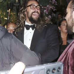 Jason Momoa riéndose en la fiesta por el estreno de 'Sin tiempo para morir'