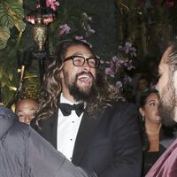 Jason Momoa riéndose en la fiesta por el estreno de 'Sin tiempo para morir'