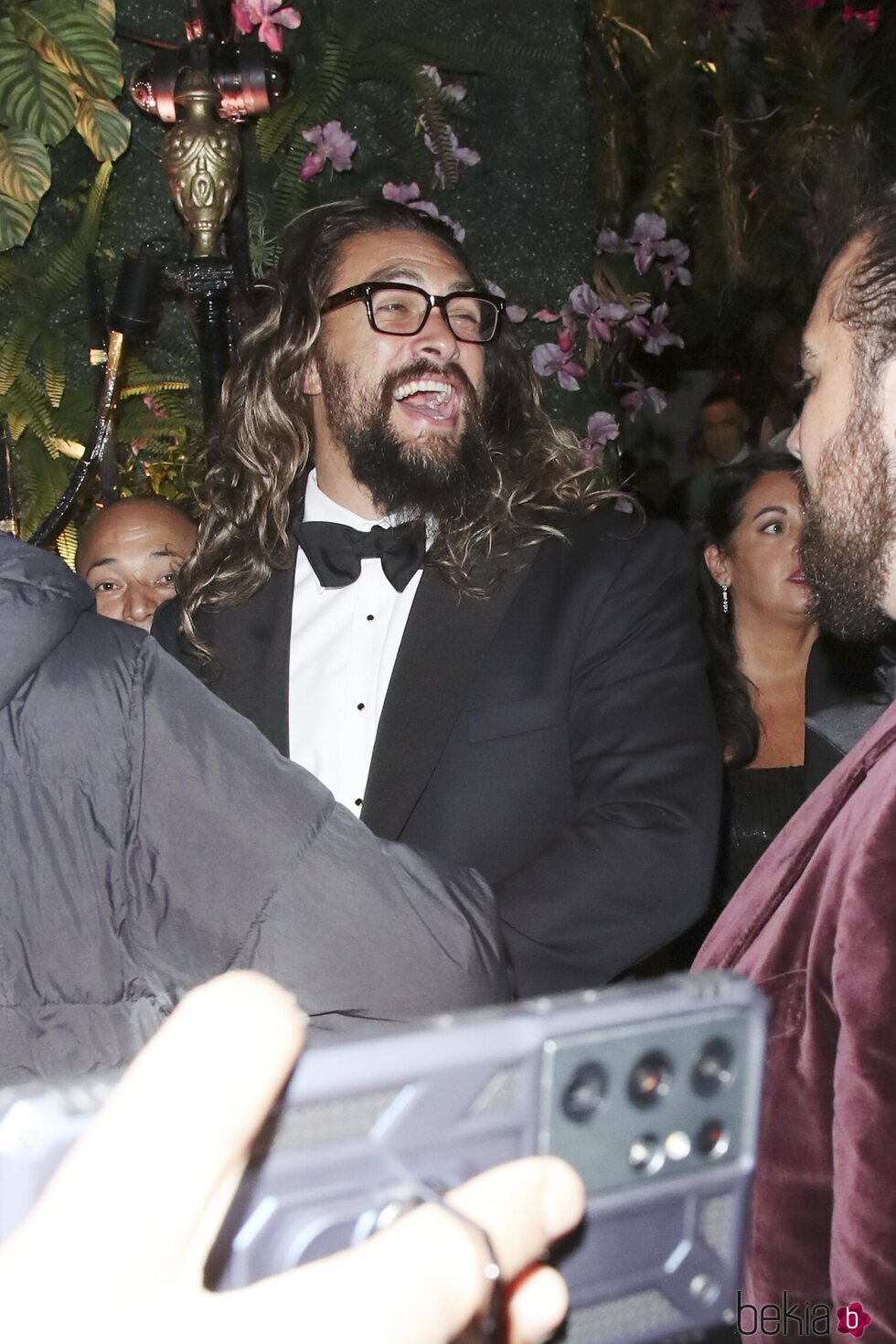 Jason Momoa riéndose en la fiesta por el estreno de 'Sin tiempo para morir'