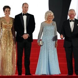 El Príncipe Carlos y Camilla Parker y los Duques de Cambridge en el estreno de 'Sin tiempo para morir'