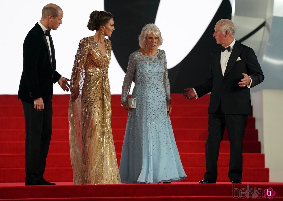 El Príncipe Carlos y Camilla Parker con el Príncipe Guillermo y Kate Middleton en el estreno de 'Sin tiempo para morir'