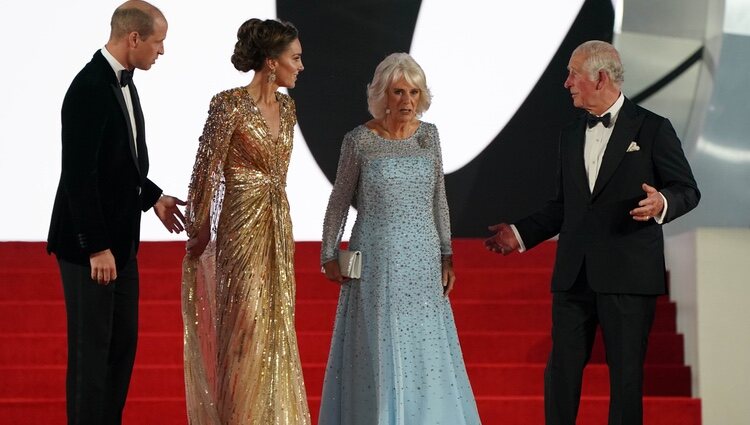 El Príncipe Carlos y Camilla Parker con el Príncipe Guillermo y Kate Middleton en el estreno de 'Sin tiempo para morir'