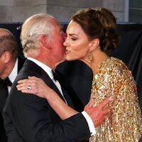 Kate Middleton da un beso al Príncipe Carlos en el estreno de 'Sin tiempo para morir'