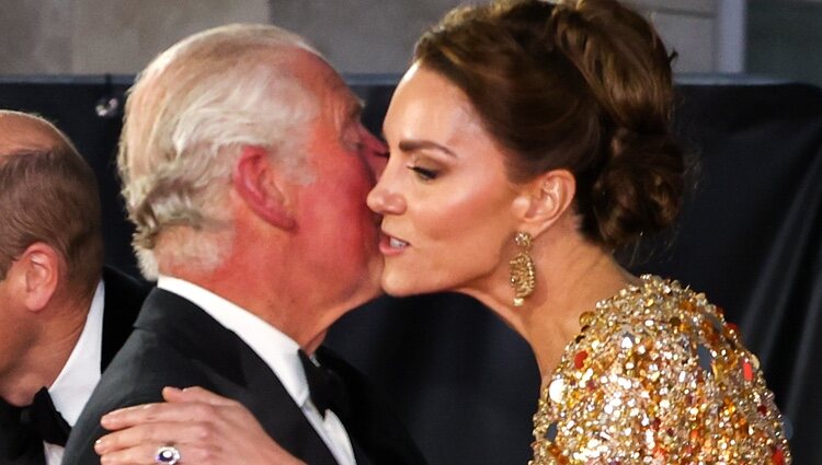 Kate Middleton da un beso al Príncipe Carlos en el estreno de 'Sin tiempo para morir'