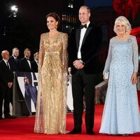 El Príncipe Carlos y Camilla Parker y el Príncipe Guillermo y Kate Middleton en el estreno de 'Sin tiempo para morir'