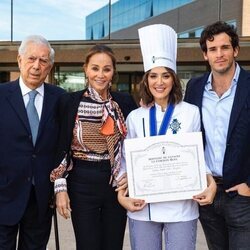 Tamara Falcó con su madre Isabel Preysler, su novio Íñigo Onieva y Mario Vargas Llosa en su graduación como chef