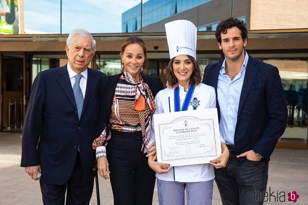 Tamara Falcó con su madre Isabel Preysler, su novio Íñigo Onieva y Mario Vargas Llosa en su graduación como chef