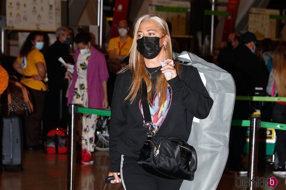 Belén Esteban en el aeropuerto rumbo a La Graciosa para la boda de Anabel Pantoja