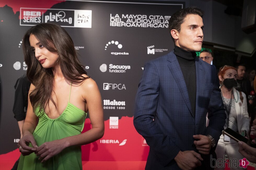 María Pedraza y Álex González hablando con la prensa en la presentación de la segunda temporada de 'Toy Boy'