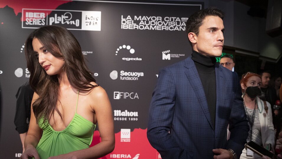 María Pedraza y Álex González hablando con la prensa en la presentación de la segunda temporada de 'Toy Boy'