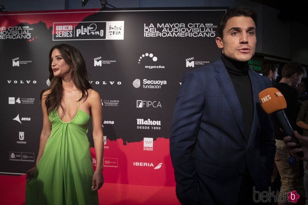 Álex González y María Pedraza hablando con la prensa en la presentación de la segunda temporada de 'Toy Boy'