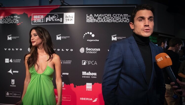 Álex González y María Pedraza hablando con la prensa en la presentación de la segunda temporada de 'Toy Boy'