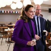 El Príncipe Guillermo y Kate Middleton con unas cervezas en Irlanda del Norte