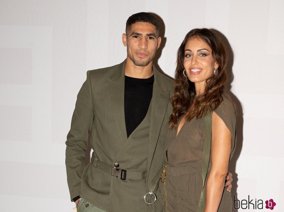 Achraf Hakimi e Hiba Abouk en el photocall del desfile de Balmain