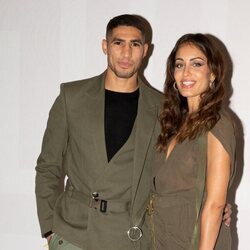 Achraf Hakimi e Hiba Abouk en el photocall del desfile de Balmain