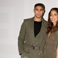 Achraf Hakimi e Hiba Abouk en el photocall del desfile de Balmain