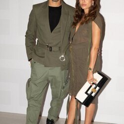 Hiba Abouk y Achraf Hakimi en el photocall del desfile de Balmain