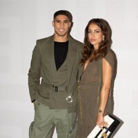 Hiba Abouk y Achraf Hakimi en el photocall del desfile de Balmain