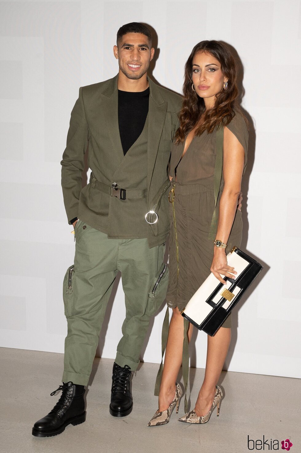 Hiba Abouk y Achraf Hakimi en el photocall del desfile de Balmain