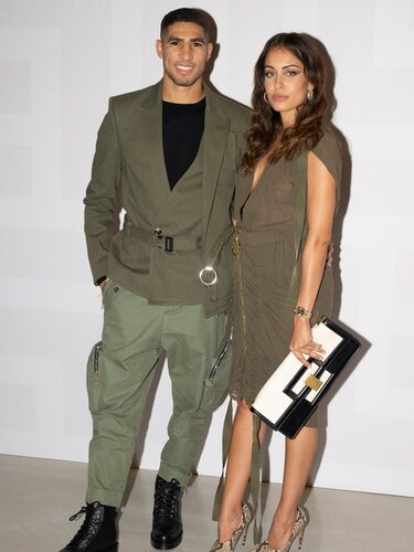 Hiba Abouk y Achraf Hakimi en el photocall del desfile de Balmain