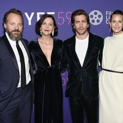 Peter Sarsgaard, Maggie Gyllenhaal, Jake Gyllenhaal y Jeanne Cadieu en el Festival de Cine de Nueva York 2021