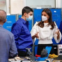 La Reina Letizia hablando con dos alumnos en la apertura del Curso de Formación Profesional 2021/2022 en Haro