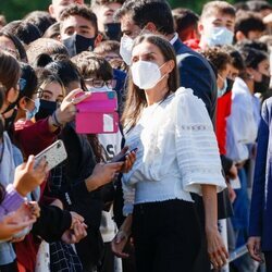 La Reina Letizia haciéndose selfies en la apertura del Curso de Formación Profesional 2021/2022 en Haro