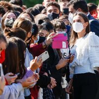 La Reina Letizia haciéndose selfies en la apertura del Curso de Formación Profesional 2021/2022 en Haro