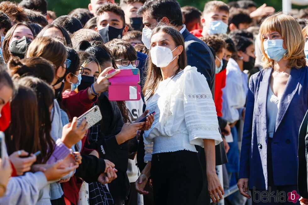 La Reina Letizia haciéndose selfies en la apertura del Curso de Formación Profesional 2021/2022 en Haro