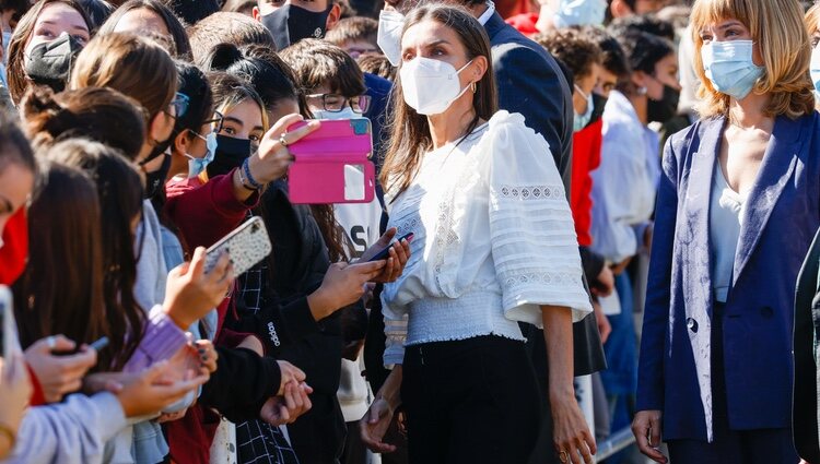 La Reina Letizia haciéndose selfies en la apertura del Curso de Formación Profesional 2021/2022 en Haro