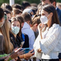 La Reina Letizia con unos jóvenes en la apertura del Curso de Formación Profesional 2021/2022 en Haro