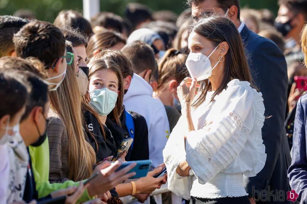 La Reina Letizia con unos jóvenes en la apertura del Curso de Formación Profesional 2021/2022 en Haro