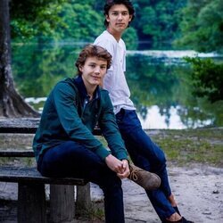 Nicolás y Félix de Dinamarca en un bosque