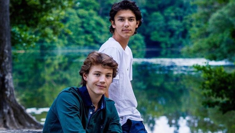 Nicolás y Félix de Dinamarca en un bosque