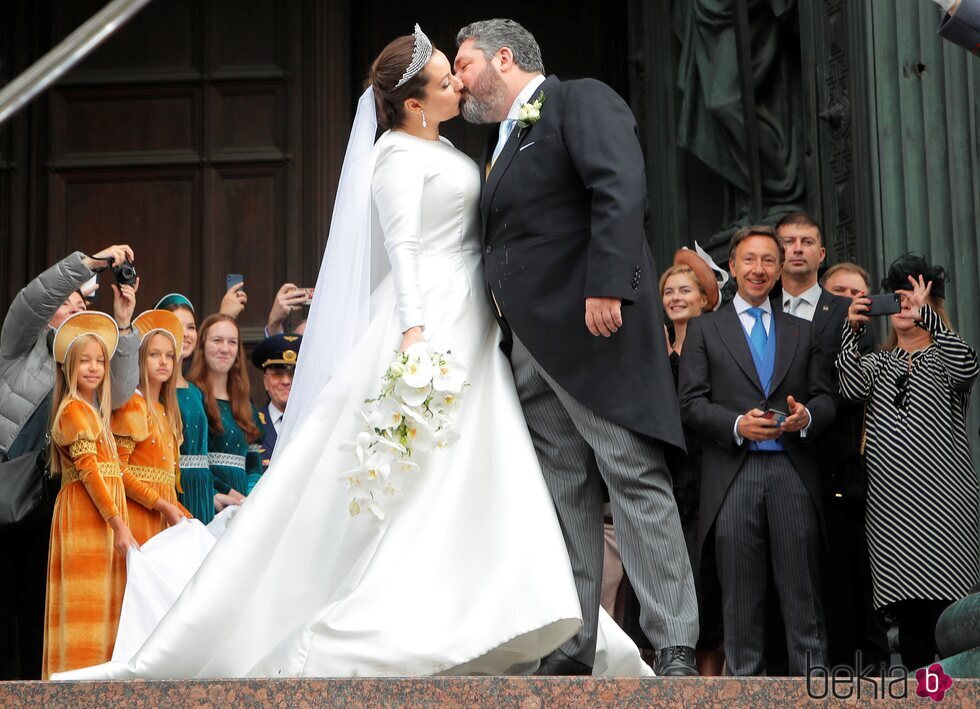 Jorge Romanov y Rebecca Bettarini dándose un beso tras su boda