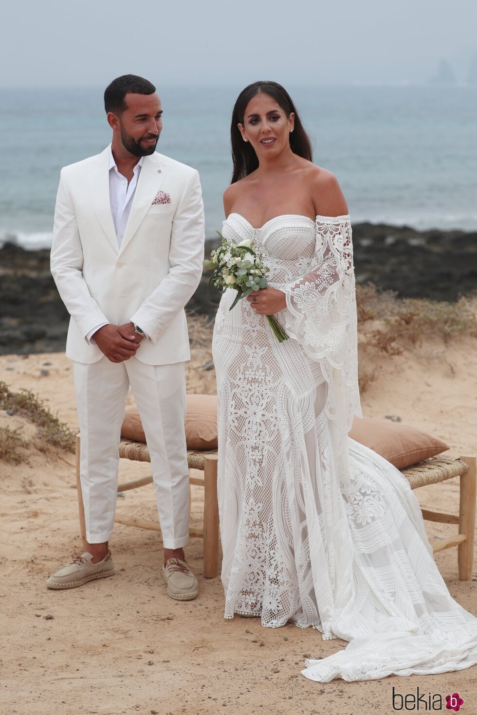 Anabel Pantoja y Omar Sánchez en su boda en La Graciosa