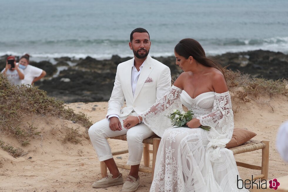 Anabel Pantoja y Omar Sánchez se cogen de las manos en su boda