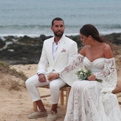 Anabel Pantoja y Omar Sánchez se cogen de las manos en su boda