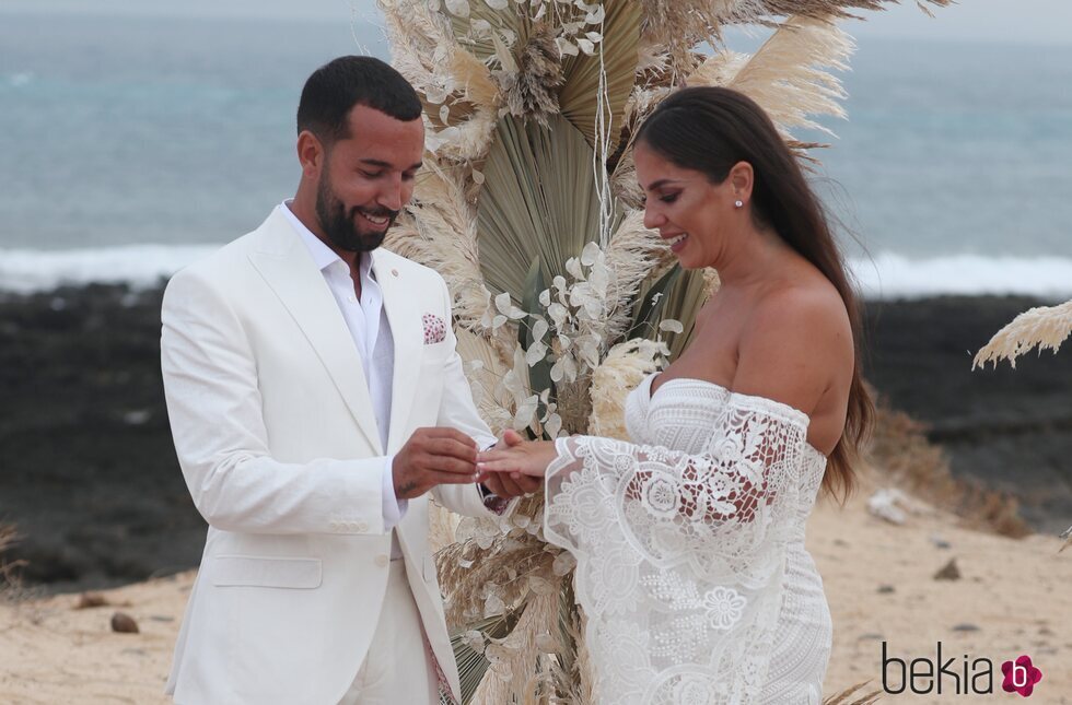 Anabel Pantoja y Omar Sánchez intercambian anillos en su boda