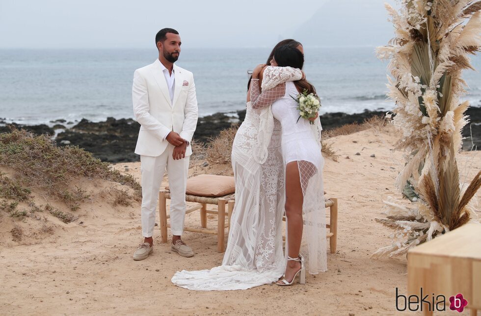 Isa Pantoja se abraza con Anabel Pantoja durante la boda