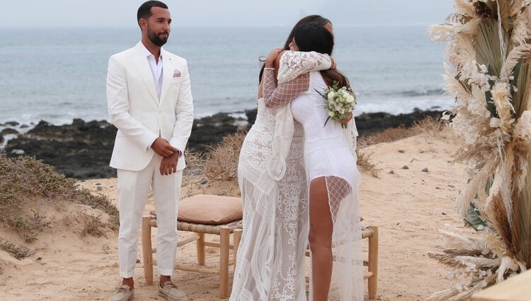 Isa Pantoja se abraza con Anabel Pantoja durante la boda