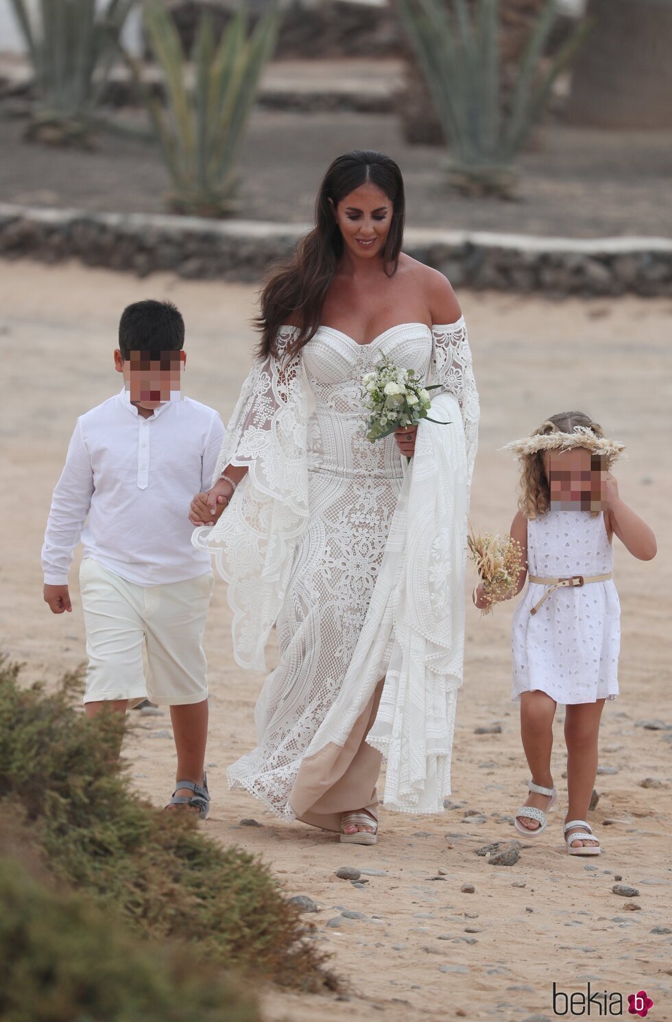 Anabel Pantoja llegando a su boda con sus sobrinos